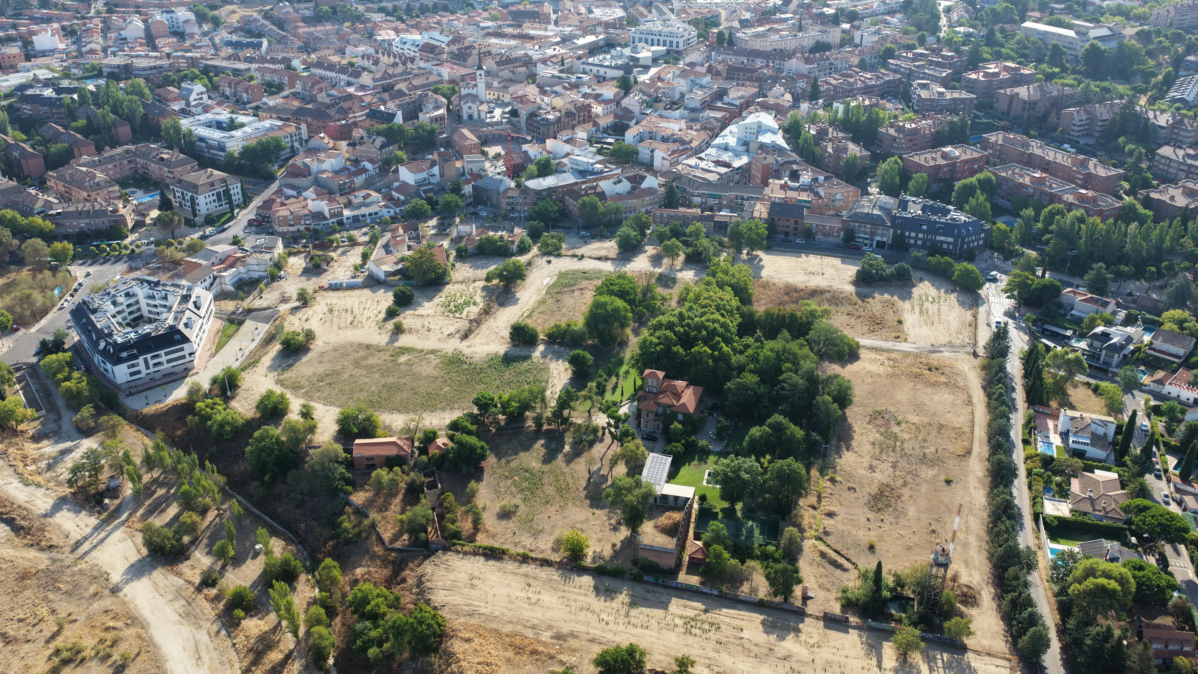 Vista aérea de la finca Huerta Grande entre árboles