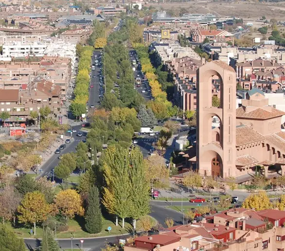 Vista aérea del centro de Pozuelo, con su iglesia y paseo arbolado