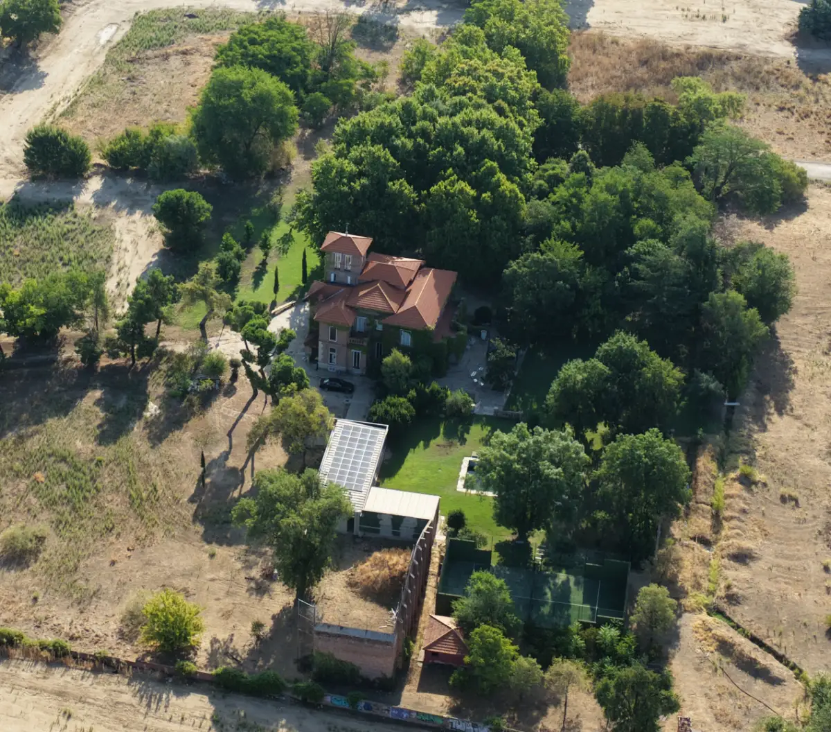 Vista aérea de la casa histórica de Huerta Grande y su jardín
